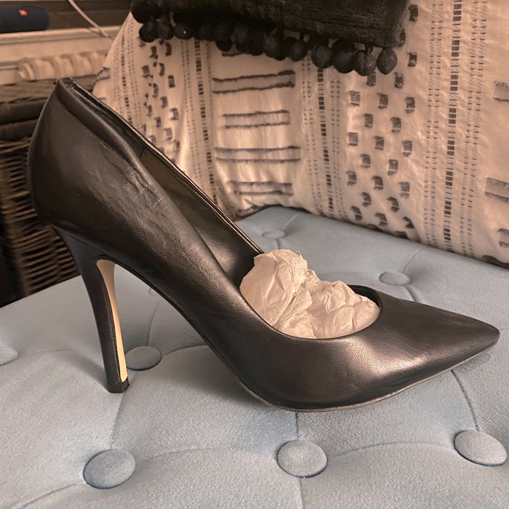 Guess black leather classic pumps size 10